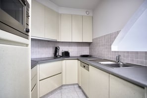 Fridge, cookware/dishes/utensils - Nugget Point 0501 met garage (Nieuwpoort)