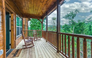 Property grounds - Serene Mountain Retreat 3BR Haven in Gatlinburg (Gatlinburg)