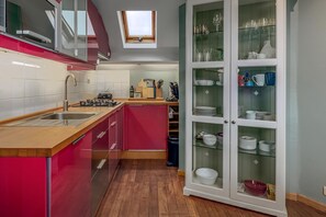 Een koelkast, een microgolfoven, een oven, een kookplaat