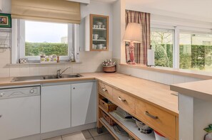 Fridge, oven, stovetop, coffee/tea maker