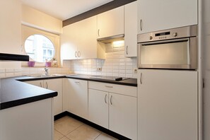Een koelkast, een oven, een kookplaat, een koffiezetapparaat/waterkoker