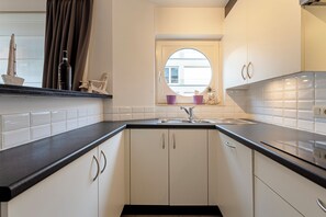 Kühlschrank, Ofen, Herdplatte, Wasserkocher mit Kaffee-/Teezubehör