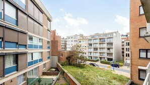 Un immeuble résidentiel à plusieurs étages doté d’une cour intérieure.