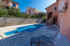 Outdoor pool, pool umbrellas - Apartments Tomica (Novi Vinodolski)