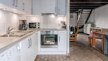 Een koelkast, een oven, een kookplaat, een koffiezetapparaat/waterkoker