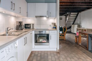 Fridge, oven, stovetop, coffee/tea maker