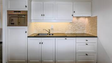 Een kookplaat, een koffiezetapparaat/waterkoker, een waterkoker