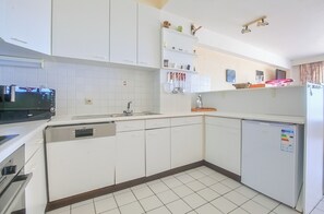 Ofen, Herdplatte, Wasserkocher mit Kaffee-/Teezubehör