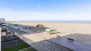 A beachside promenade with a lifeguard station, benches, and a small kiosk. - 3 bedroom accommodation in Oostduinkerke (Oostduinkerke)