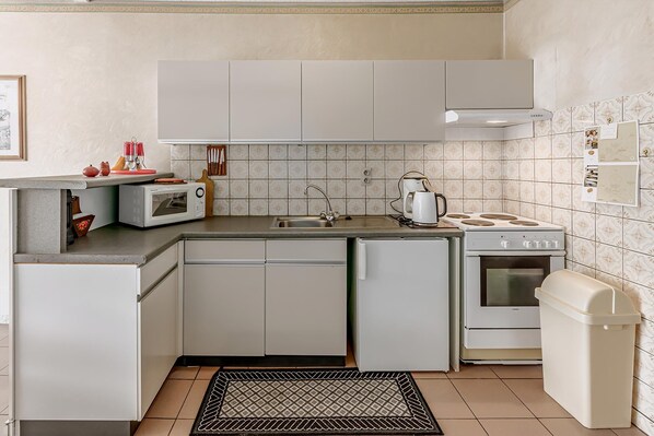 Geladeira, micro-ondas, fogão, cooktop