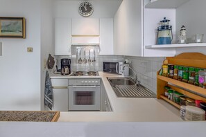 Kühlschrank, Wasserkocher mit Kaffee-/Teezubehör