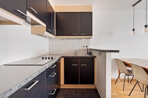 Four à micro-ondes, surface de cuisson, cafetière-théière