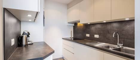 Frigorífico, horno, placa de cocina y hervidor eléctrico