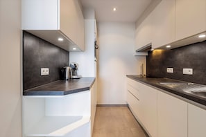 Kühlschrank, Ofen, Herdplatte, Wasserkocher