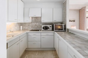 Micro-ondas, fogão, cooktop, cafeteira/chaleira