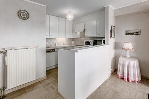 Kylskåp, mikrovågsugn, ugn och spishäll