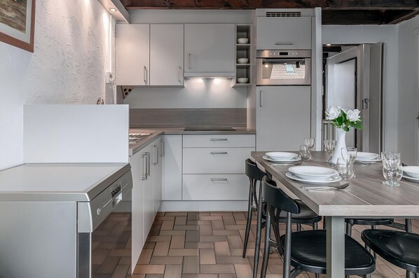 Kühlschrank, Mikrowelle, Herdplatte, Wasserkocher mit Kaffee-/Teezubehör