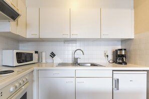 Een koelkast, een microgolfoven, een oven, een kookplaat