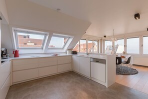 Frigorífico, microondas, placa de cocina y cafetera o tetera