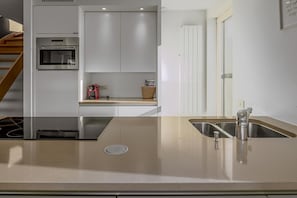 Réfrigérateur, un four, surface de cuisson, cafetiÚre-théiÚre