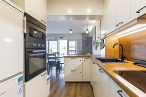 Fridge, oven, stovetop, electric kettle