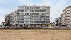 Um hotel com vários andares e design arquitetônico moderno, com varandas e janelas amplas.