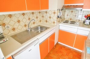 Micro-ondes, plaque de cuisson, cafetiĂšre/bouilloire