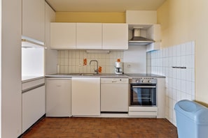Fridge, oven, stovetop, coffee/tea maker