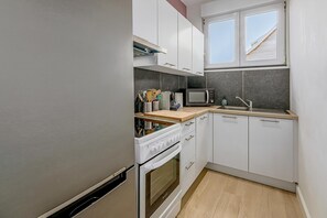 Een koelkast, een kookplaat, een koffiezetapparaat/waterkoker