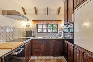 Geladeira, micro-ondas, cooktop, cafeteira/chaleira