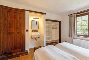 3 bedrooms, iron/ironing board, WiFi