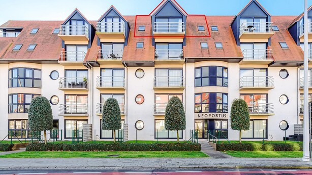 Un immeuble moderne à plusieurs étages, doté d’un toit plat, de balcons et d’une devanture portant l’inscription « NEOPORTUS ».