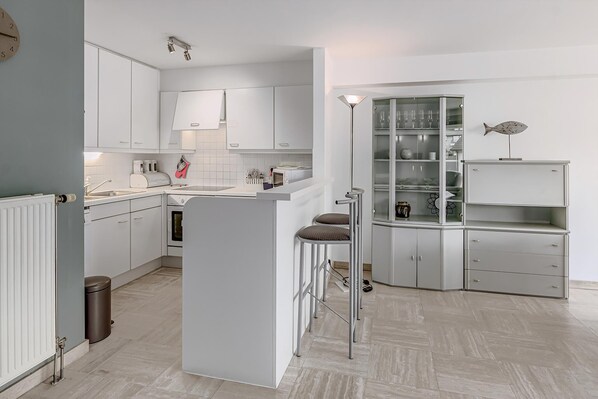 Microwave, oven, stovetop, coffee/tea maker