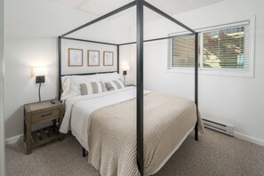 2 bedrooms, free WiFi, bed sheets - Sugar Ski Premium Two Bedroom Unit 215 (Sugar Mountain)