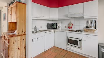 Een koelkast, een microgolfoven, een kookplaat