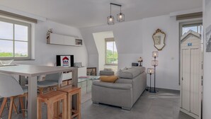 Eine moderne Küche mit Essbereich, einer Couch und einem kleinen Tisch.