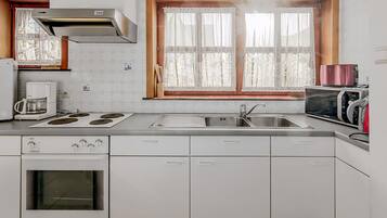 Réfrigérateur, four, plaque de cuisson, cafetiÚre/bouilloire