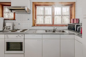 KĂŒhlschrank, Mikrowelle, Ofen, Herdplatte