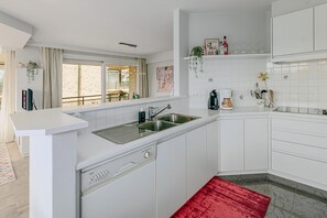 Four, cafetière/bouilloire, grille-pain