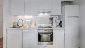 Een koelkast, een oven, een kookplaat, een koffiezetapparaat/waterkoker