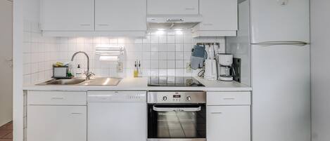 Frigorifero, microonde, forno, piano cottura