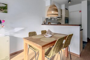 Dining - 1 bedroom accommodation in Oostduinkerke (Oostduinkerke)