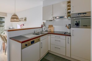 Een microgolfoven, een oven, een koffiezetapparaat/waterkoker