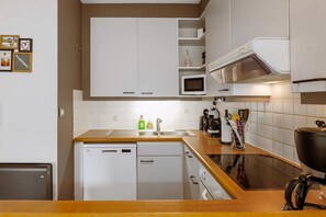 Fridge, oven, stovetop, coffee/tea maker