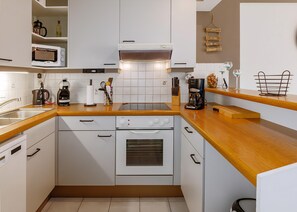 Fridge, oven, stovetop, coffee/tea maker