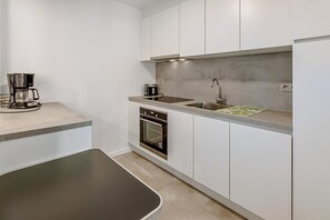 Kjøleskap, ovn, kokeplater og kaffetrakter/tekoker