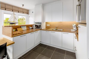 Fridge, oven, electric kettle, toaster - 3 bedroom accommodation in Oostduinkerke (Oostduinkerke)