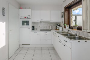 Kühlschrank, Ofen, Herdplatte, Wasserkocher mit Kaffee-/Teezubehör