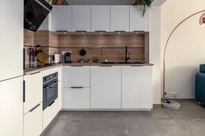 Kjøleskap, ovn, kokeplater og kaffetrakter/tekoker