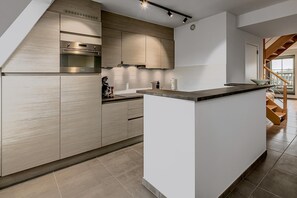 Réfrigérateur, un four, surface de cuisson, cafetière-théière